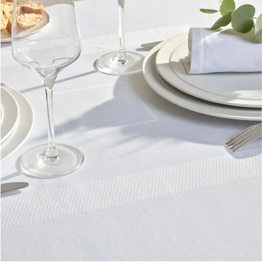 Nappe Jacquard Garnier-Thiebaut - Coton Blanc Signature Résistant aux Taches 61 X 102"